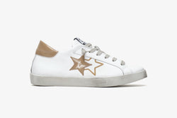 LOW SNEAKERS IN WHITE LEATHER-DETAILS IN BROWN PATENT WITH "USED" EFFECT