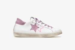 LOW WHITE LEATHER SNEAKERS WITH LILAC DETAILS AND "USED" EFFECT