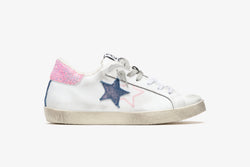 LOW WHITE LEATHER SNEAKERS WITH PINK GLITTER DETAILS AND BLUE JEANS AND "USED" EFFECT