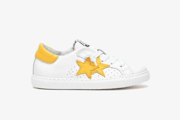 WHITE LEATHER LOW TRAINERS - YELLOW DETAILS