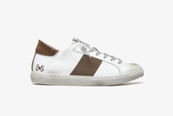 LOW SNEAKERS IN WHITE LEATHER WITH "USED" EFFECT BROWN BAND