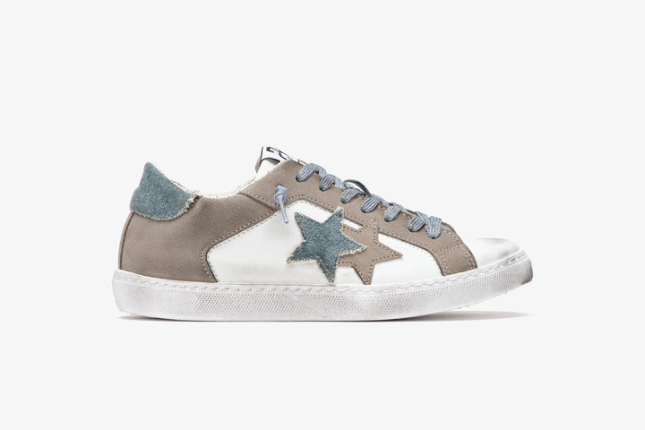 LOW WHITE LEATHER SNEAKERS WITH BROWN CRUST AND BLUE JEANS DETAILS AND 